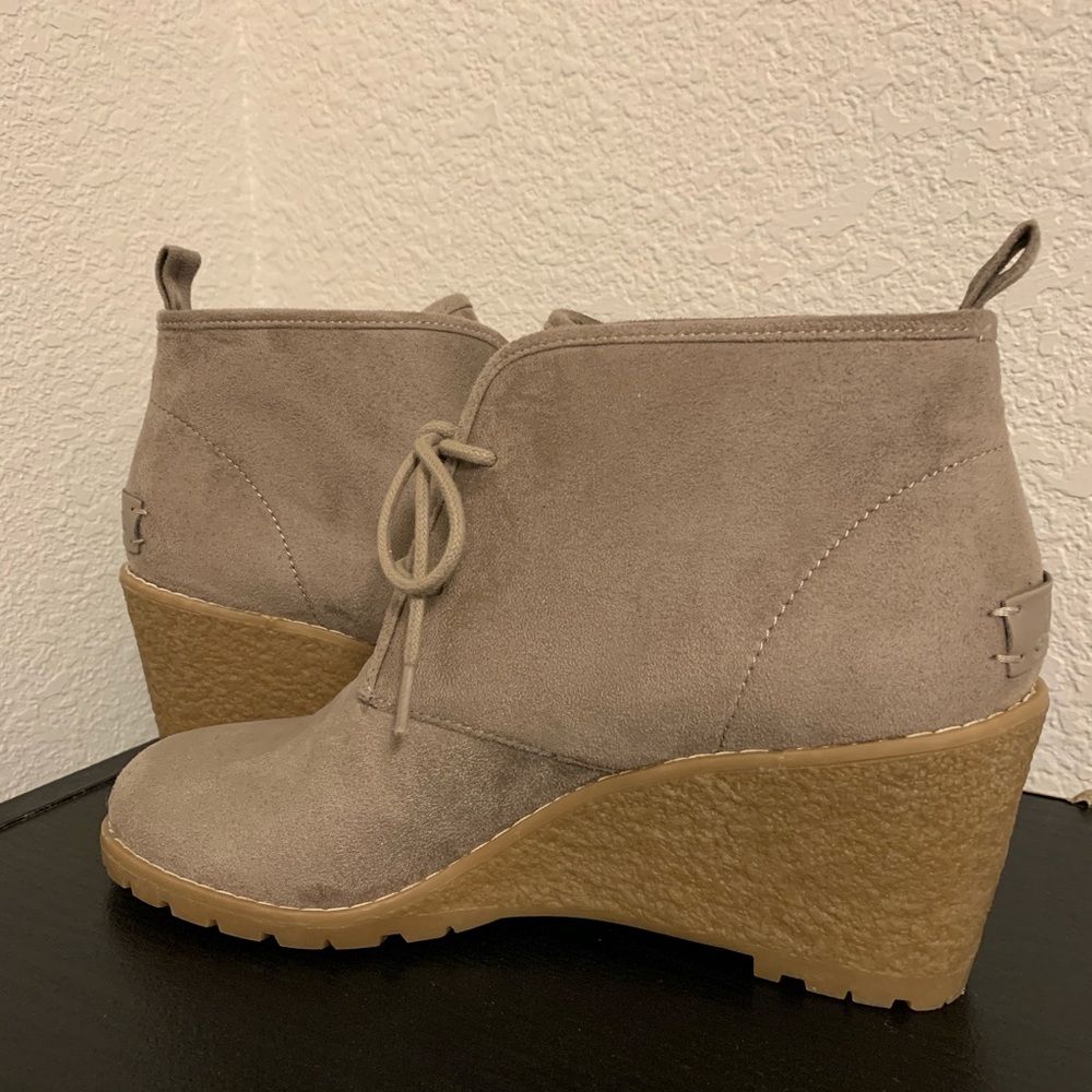 Bass Cali wedge booties NWOT